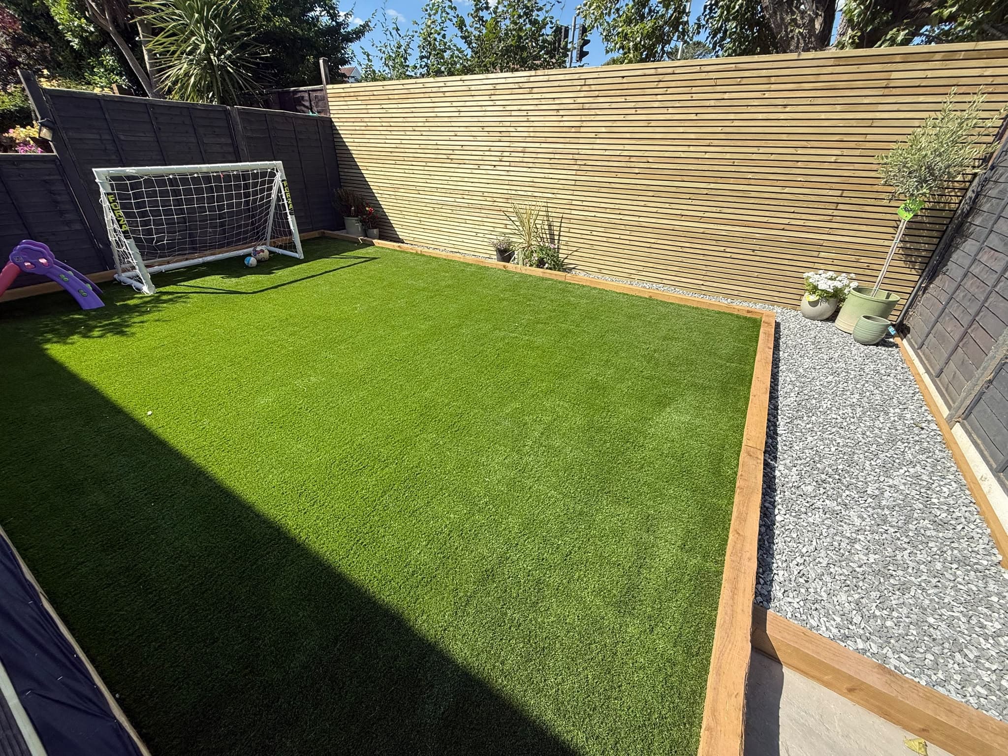 Garden with artificial grass and a gravel border